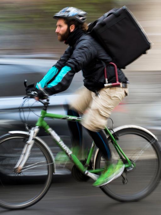 Ein Fahrradfahrer des Lieferdienstes "Deliveroo"