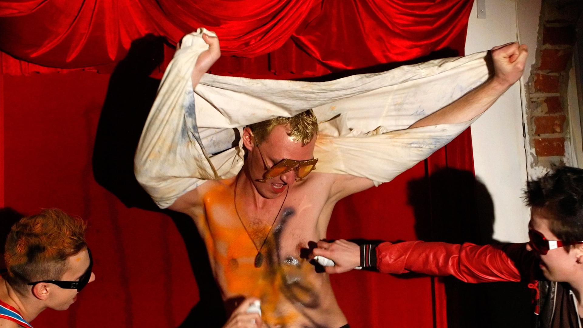 Schauspieler der Gruppe "Belarus Free Theatre". Wegen ihrer Kritik an der Regierung ist die Truppe in Weißrussland verboten. Schauspieler der Gruppe "Belarus Free Theatre". Wegen ihrer Kritik an der Regierung ist die Truppe in Weißrussland verboten.