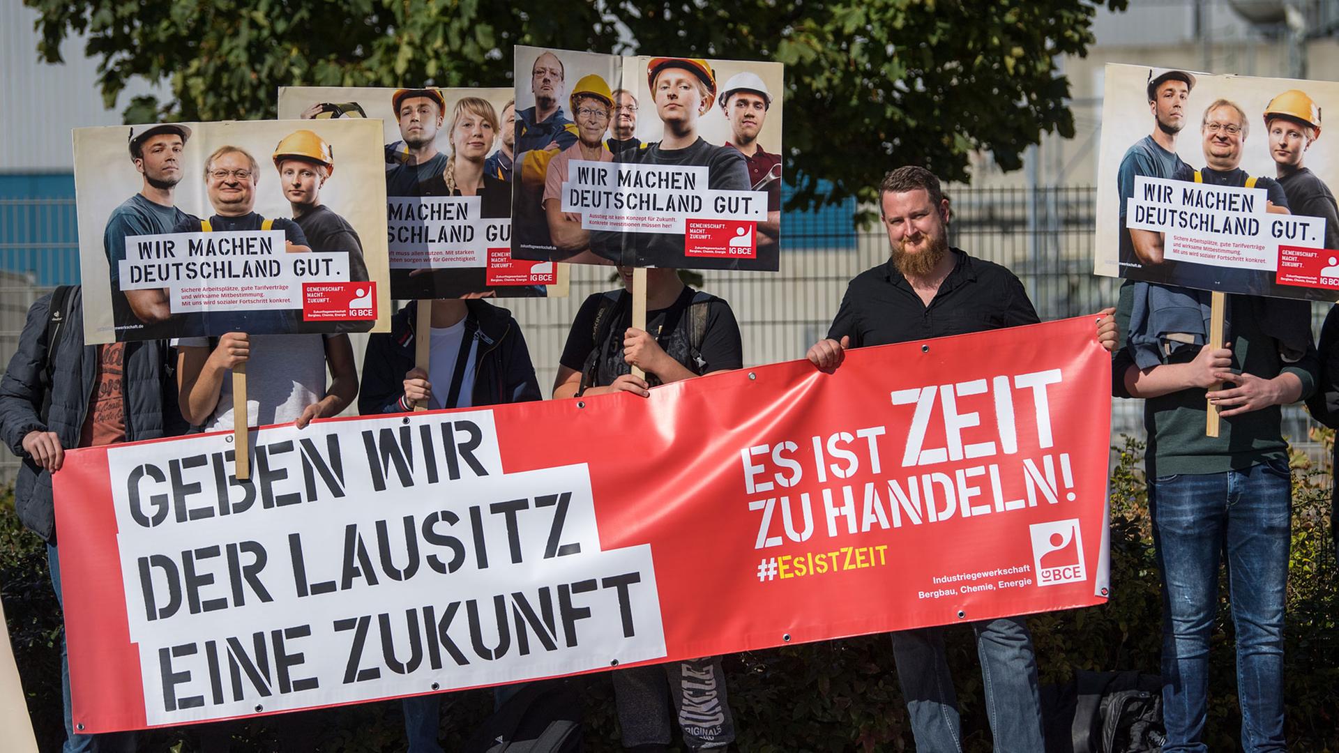 Protest mit der Gewerkschaft IG BCE vor dem Braunkohlekraftwerk Boxberg in Sachsen im September 2018. Protest mit der Gewerkschaft IG BCE vor dem Braunkohlekraftwerk Boxberg in Sachsen im September 2018.