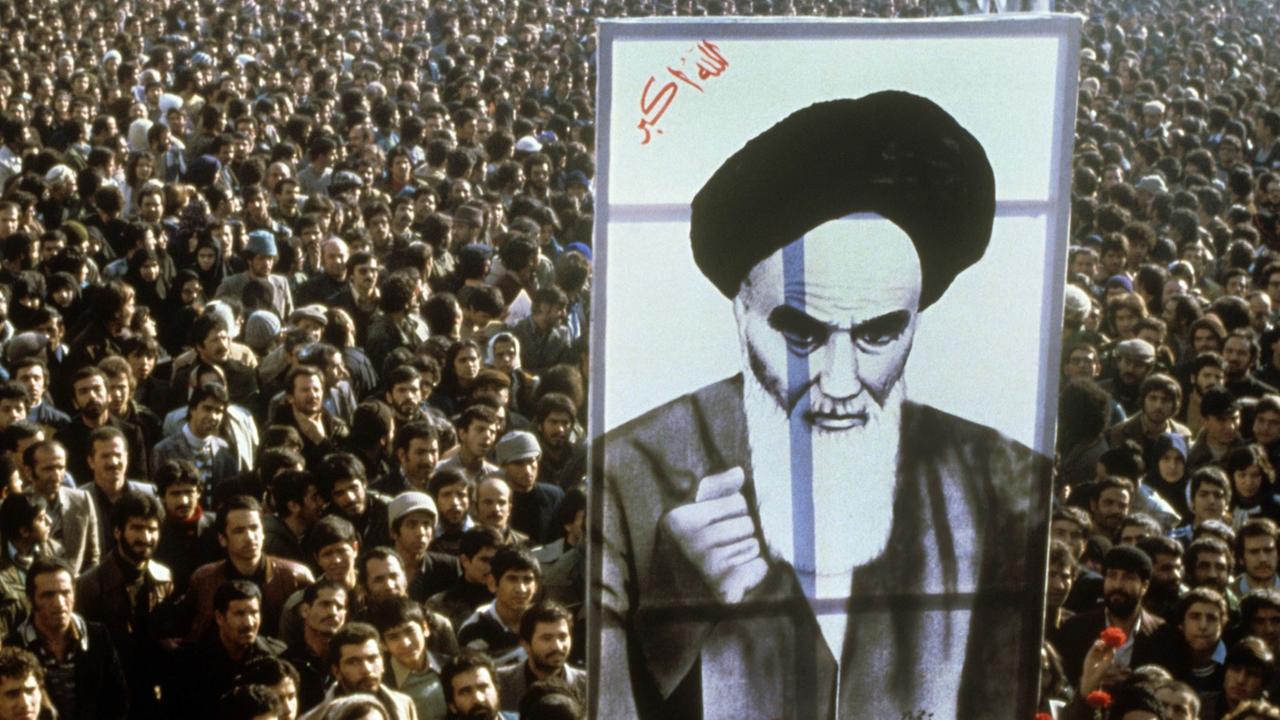 Demonstranten mit einem überdimensionalen Bild des Revolutionsführers Ayatollah Khomeini während einer Anti-Schah-Demonstration in Teheran. Demonstranten mit einem überdimensionalen Bild des Revolutionsführers Ayatollah Khomeini während einer Anti-Schah-Demonstration in Teheran.