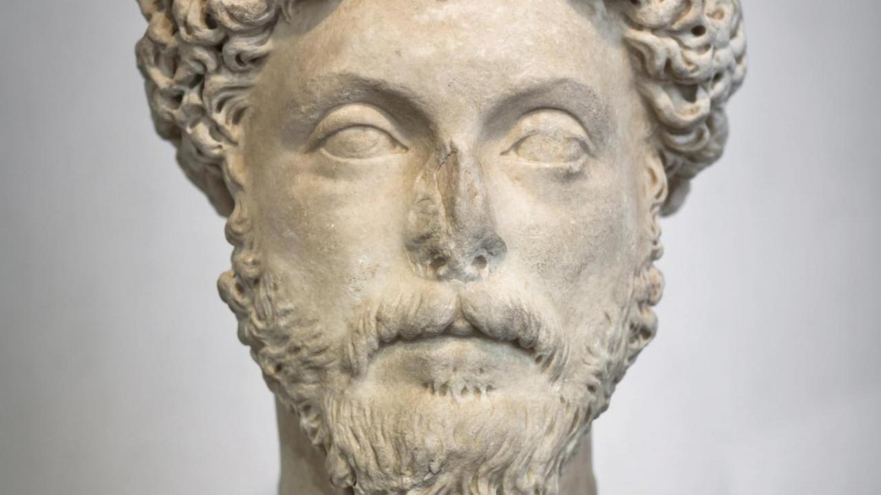 Ein Farbfoto zeigt die im italienischen Nationalmuseum in Rom ausgestellte, filigran gehauene Porträt -Büste des Kaisers Markus Aurelius Ein Farbfoto zeigt die im italienischen Nationalmuseum in Rom ausgestellte, filigran gehauene Porträt -Büste des Kaisers Markus Aurelius