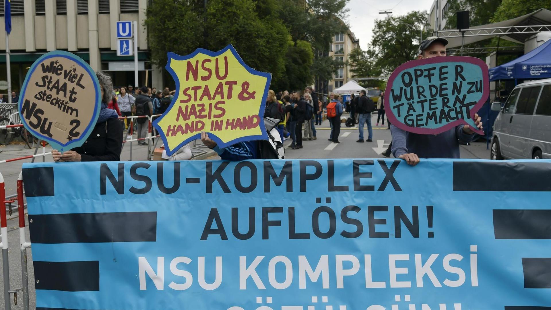Demonstranten kritisierten am Tag der Urteilsverkündung im NSU-Prozess in München eine unzureichende Aufklärung der Mordserie - mit Banner: "NSU-Komplex auflösen" Demonstranten kritisierten am Tag der Urteilsverkündung im NSU-Prozess in München eine unzureichende Aufklärung der Mordserie - mit Banner: "NSU-Komplex auflösen"