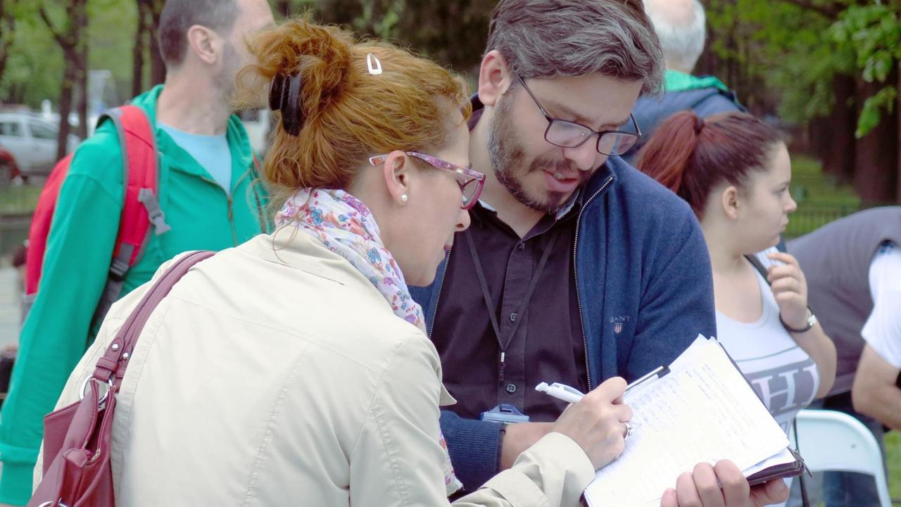 60.000 Unterschriften hat die Partei "Retter Rumäniens" schon zusammen. Eine halbe Million braucht sie, um ihr Anliegen ins Parlament zu bringen. 60.000 Unterschriften hat die Partei "Retter Rumäniens" schon zusammen. Eine halbe Million braucht sie, um ihr Anliegen ins Parlament zu bringen.