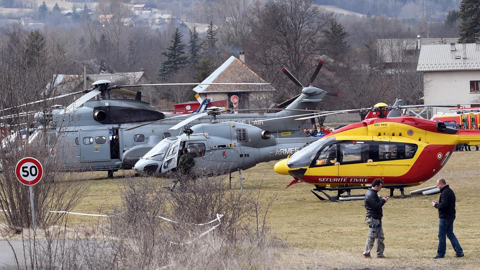 Helikopter der französischen Luftstreitkräfte nahe der Unglücksstelle des Germanwings Airbus 320 am 24.3.2015. Helikopter der französischen Luftstreitkräfte nahe der Unglücksstelle des Germanwings Airbus 320 am 24.3.2015.