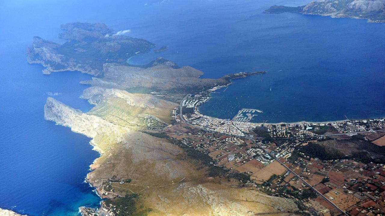 Die Luftaufnahme vom 03.09.2012 zeigt den Ort Port de Pollenca an der Nordspitze der Spanischen Insel Mallorca im Mittelmeer. Unten links ist der Ort Cala de Sant Vicenc zu sehen. Die Luftaufnahme vom 03.09.2012 zeigt den Ort Port de Pollenca an der Nordspitze der Spanischen Insel Mallorca im Mittelmeer. Unten links ist der Ort Cala de Sant Vicenc zu sehen.