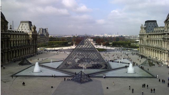Die Glaspyramide im Eingangsbereich des Louvre in Paris. Sie wurde vom Architekten I.M.Pei entworfen und gehört zu seinen großen Kunstwerken.