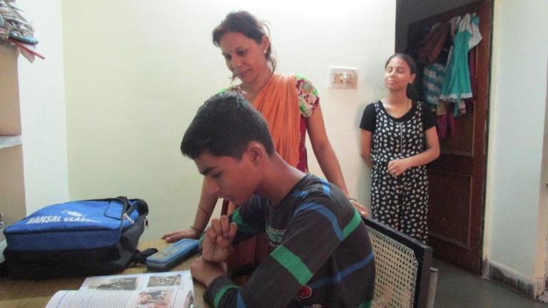Der 14 jährige Abishek ist mit seiner Schwester und seiner Mutter zum Lernen nach Kota gekommen.