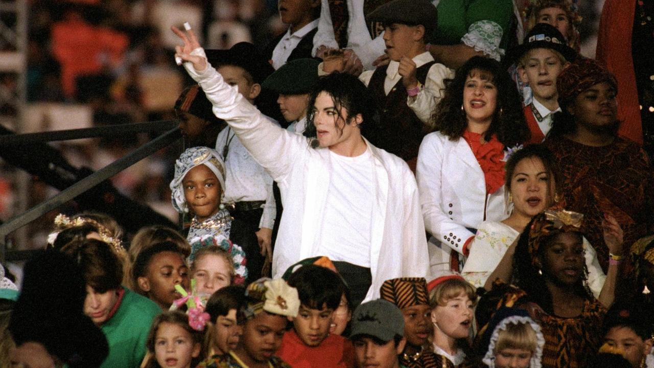 Popstar Michael Jackson 1993 beim Super Bowl, Spiel Dallas Cowboys gegen die Buffalo Bills. PASADENA, CA - JANUARY 31: Michael Jackson performs "Heal the World" during the Halftime show as the Dallas Cowboys take on the Buffalo Bills in Super Bowl XXVII at Rose Bowl on January 31, 1993 in Pasadena, California. The Cowboys won 52-17. (Photo by George Rose/Getty Images)