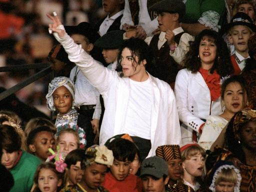 Popstar Michael Jackson 1993 beim Super Bowl, Spiel Dallas Cowboys gegen die Buffalo Bills. PASADENA, CA - JANUARY 31: Michael Jackson performs "Heal the World" during the Halftime show as the Dallas Cowboys take on the Buffalo Bills in Super Bowl XXVII at Rose Bowl on January 31, 1993 in Pasadena, California. The Cowboys won 52-17. (Photo by George Rose/Getty Images)