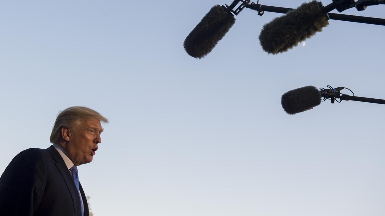 US-Präsident Donald Trump spricht nach der Vorstellung seiner Steuerreform im Weißen Haus zur Presse. US-Präsident Donald Trump spricht nach der Vorstellung seiner Steuerreform im Weißen Haus zur Presse.