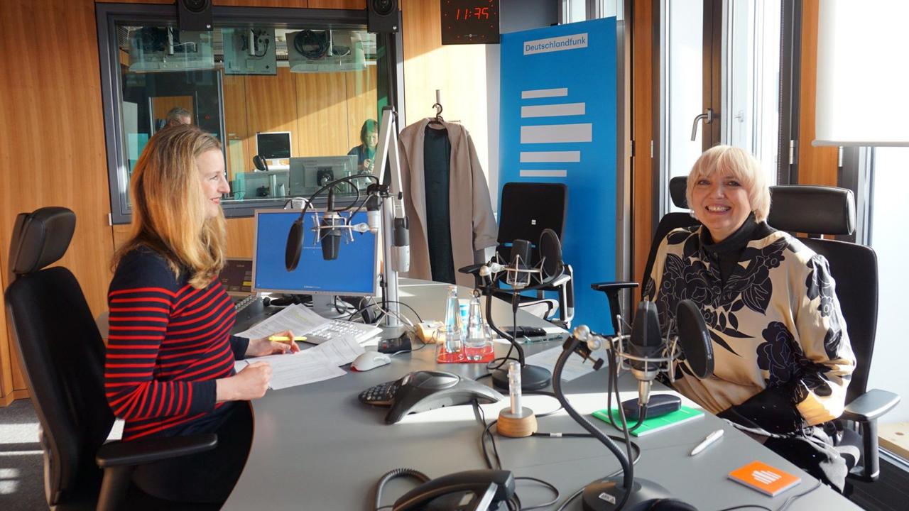 Die Grünen-Politikerin Claudia Roth sitzt zusammen mit Dlf-Hauptstadtkorrespondentin Barbara Schmidt-Mattern im Hauptstadtstudio des Deutschlandfunk
