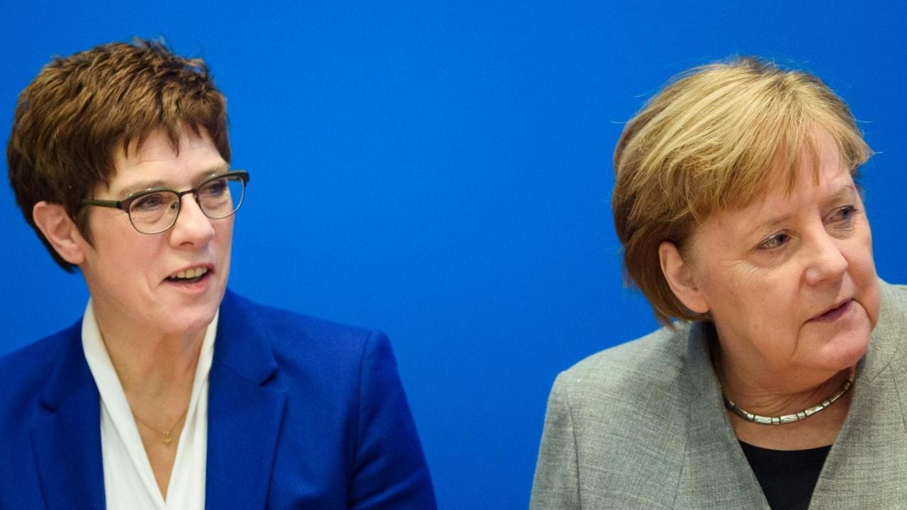 Das Foto zeigt Annegret Kramp-Karrenbauer (CDU, l), Bundesvorsitzende der CDU und Verteidigungsministerin, und Bundeskanzlerin Angela Merkel (CDU) während einer Sitzung des Vorstands der CDU im Konrad-Adenauer-Haus. Das Foto zeigt Annegret Kramp-Karrenbauer (CDU, l), Bundesvorsitzende der CDU und Verteidigungsministerin, und Bundeskanzlerin Angela Merkel (CDU) während einer Sitzung des Vorstands der CDU im Konrad-Adenauer-Haus.