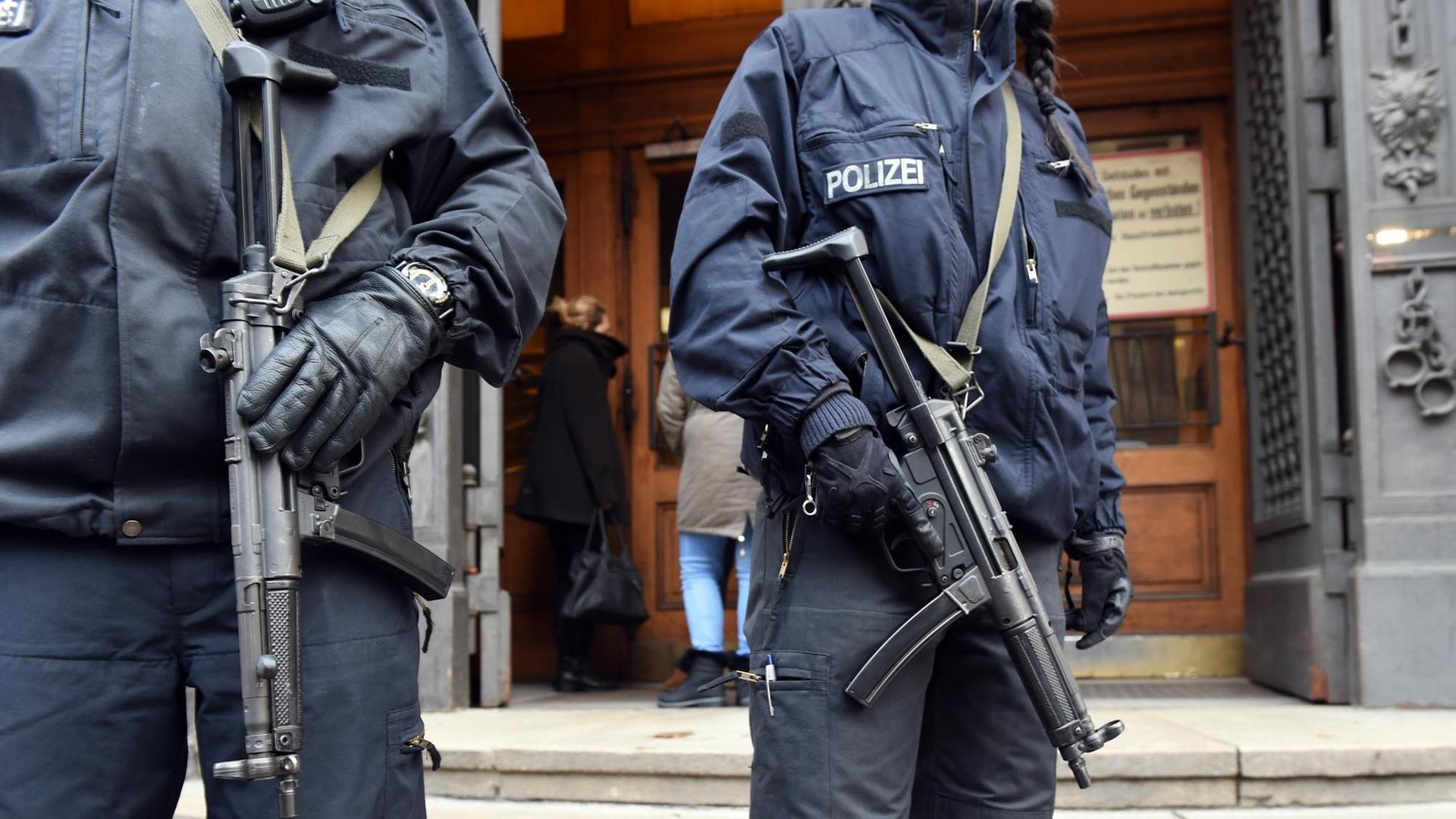 Polizeibeamte sichern in Berlin das Landgericht Moabit. Polizeibeamte sichern in Berlin das Landgericht Moabit.