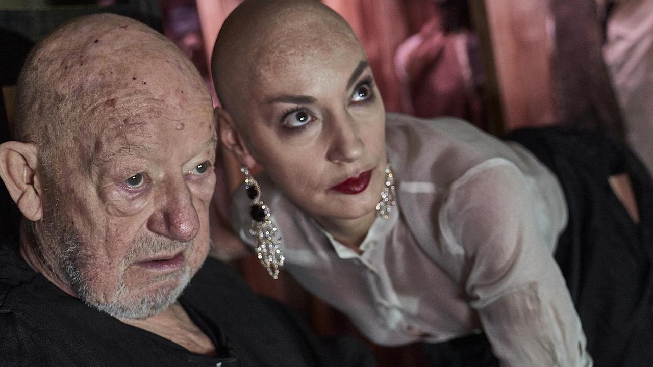 Die Schauspieler Jürgen Holtz und Jeanne Balibar in "Galileo Galilei. Das Theater und die Pest", inszeniert am Berliner Ensemble von Frank Castorf. Die Schauspieler Jürgen Holtz und Jeanne Balibar in "Galileo Galilei. Das Theater und die Pest", inszeniert am Berliner Ensemble von Frank Castorf.