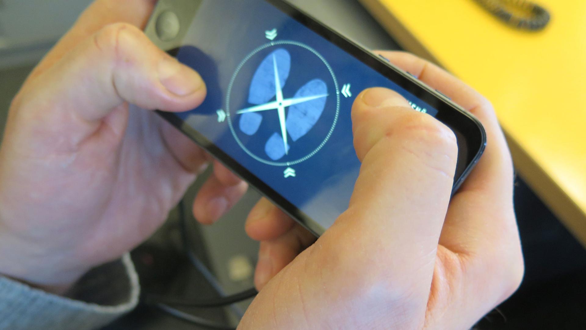 Ein iPhone mit der Benutzeroberfläche des Hörgames "Blowback" Ein iPhone mit der Benutzeroberfläche des Hörgames "Blowback"