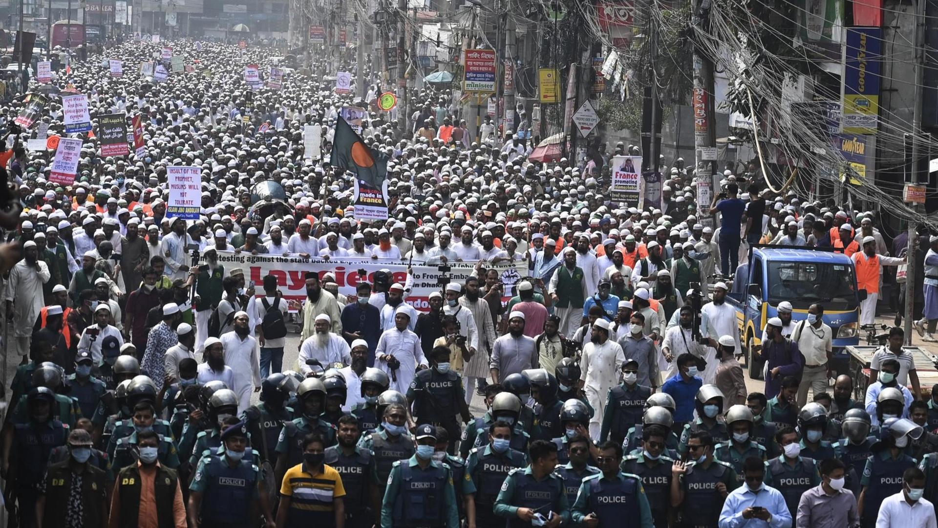 Zehntausende Menschen demonstrieren in Dhaka, der Hauptstadt von Bangladesch, gegen Frankreichs Präsident Macron und rufen zum Boykott französischer Produkte auf. Zehntausende Menschen demonstrieren in Dhaka, der Hauptstadt von Bangladesch, gegen Frankreichs Präsident Macron und rufen zum Boykott französischer Produkte auf.