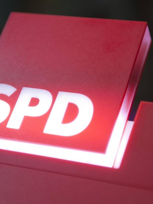 Ein Logo der SPD an einem Rednerpult