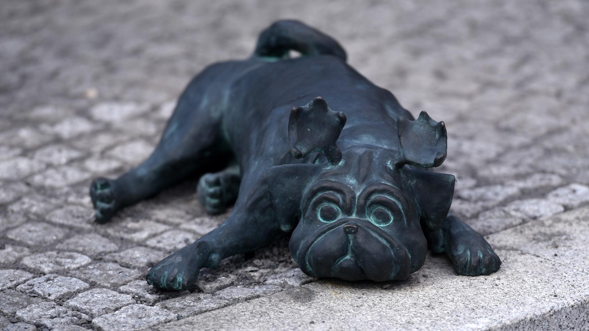 Die Skulptur eines "Wilden Waldmopses", geschaffen von der Berliner Künstlerin Clara Walter und zu sehen in Brandenburg / Havel; Aufnahme vom April 2015 Die Skulptur eines "Wilden Waldmopses", geschaffen von der Berliner Künstlerin Clara Walter und zu sehen in Brandenburg / Havel; Aufnahme vom April 2015