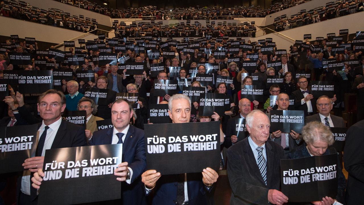 Bei der Verleihung des Preises zur Europäischen Verständigung im Leipziger Gewandhaus halten die Anwesenden Schilder mit der Aufschrift "Für das Wort und die Freiheit" hoch. Damit soll auf die Bedeutung der Pressefreiheit hingewiesen werden. Bei der Verleihung des Preises zur Europäischen Verständigung im Leipziger Gewandhaus halten die Anwesenden Schilder mit der Aufschrift "Für das Wort und die Freiheit" hoch. Damit soll auf die Bedeutung der Pressefreiheit hingewiesen werden.