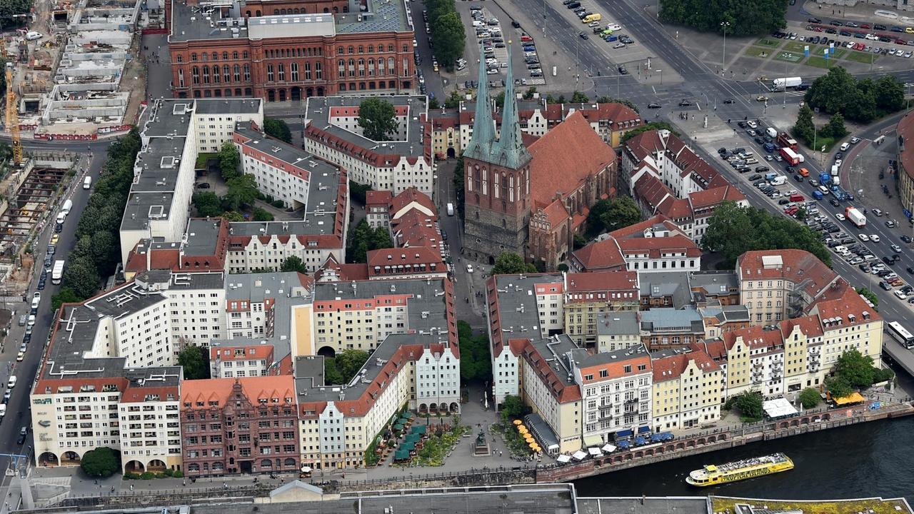Das Nikolaiviertel in Berlin-Mitte, aufgenommen am 16.06.2016 der Luft. Das Nikolaiviertel in Berlin-Mitte, aufgenommen am 16.06.2016 der Luft.