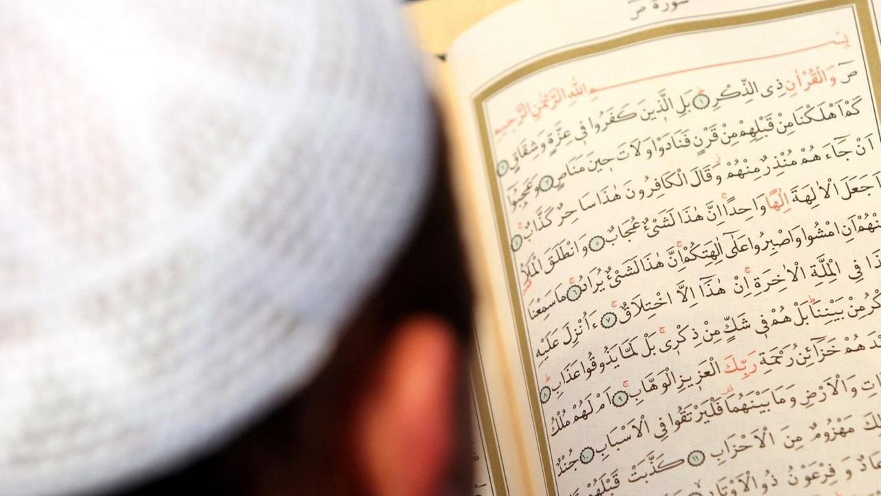 Ein Imam in der Sehitlik-Moschee am Columbiadamm in Berlin. Ein Imam in der Sehitlik-Moschee am Columbiadamm in Berlin.