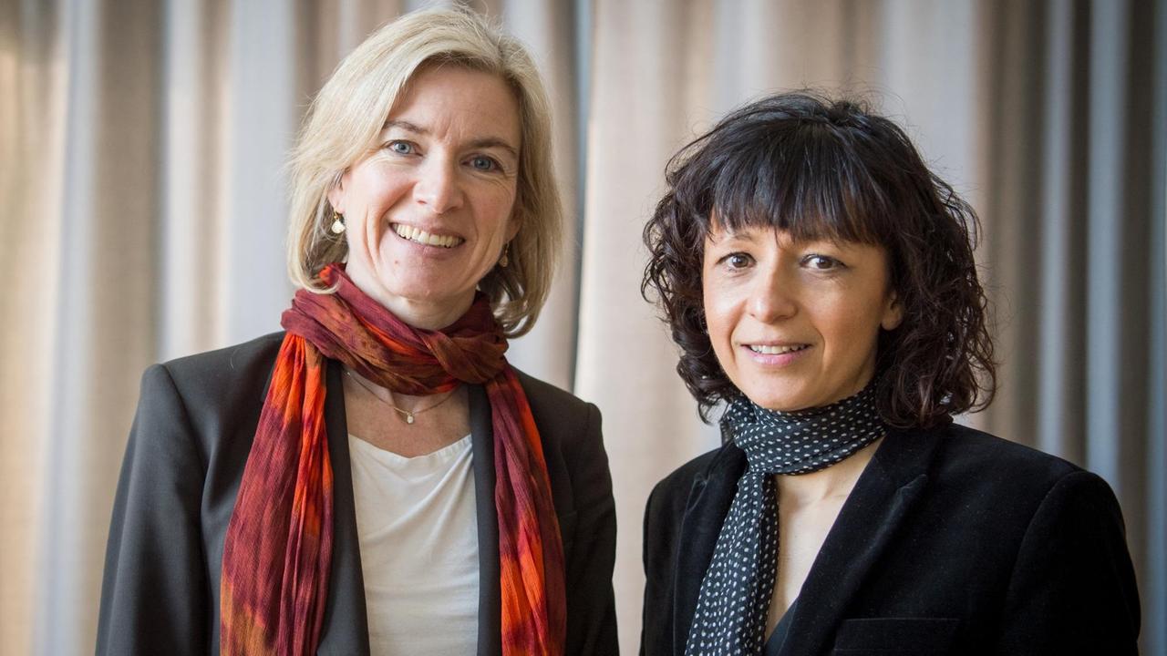 Die amerikanische Biochemikerin Jennifer A. Doudna (l) und die französische Mikrobiologin Emmanuelle Charpentier 