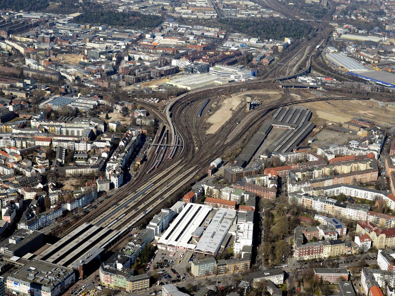 Das Luftbild zeigt das Projektgebiet Mitte Altona zwischen dem Bahnhof Altona (unten links) und dem S-Bahnhof Diebsteich (oben rechts) in Hamburg. Das Luftbild zeigt das Projektgebiet Mitte Altona zwischen dem Bahnhof Altona (unten links) und dem S-Bahnhof Diebsteich (oben rechts) in Hamburg.