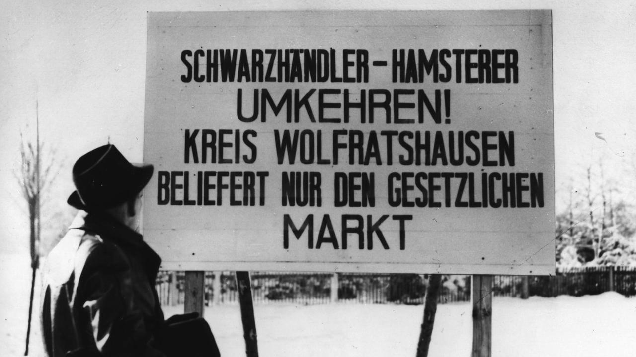  Schild der Kreisverwaltung Wolfrathshausen (Bayern) gegen Hamsterer und Schwarzhändler. (Dezember 1946)