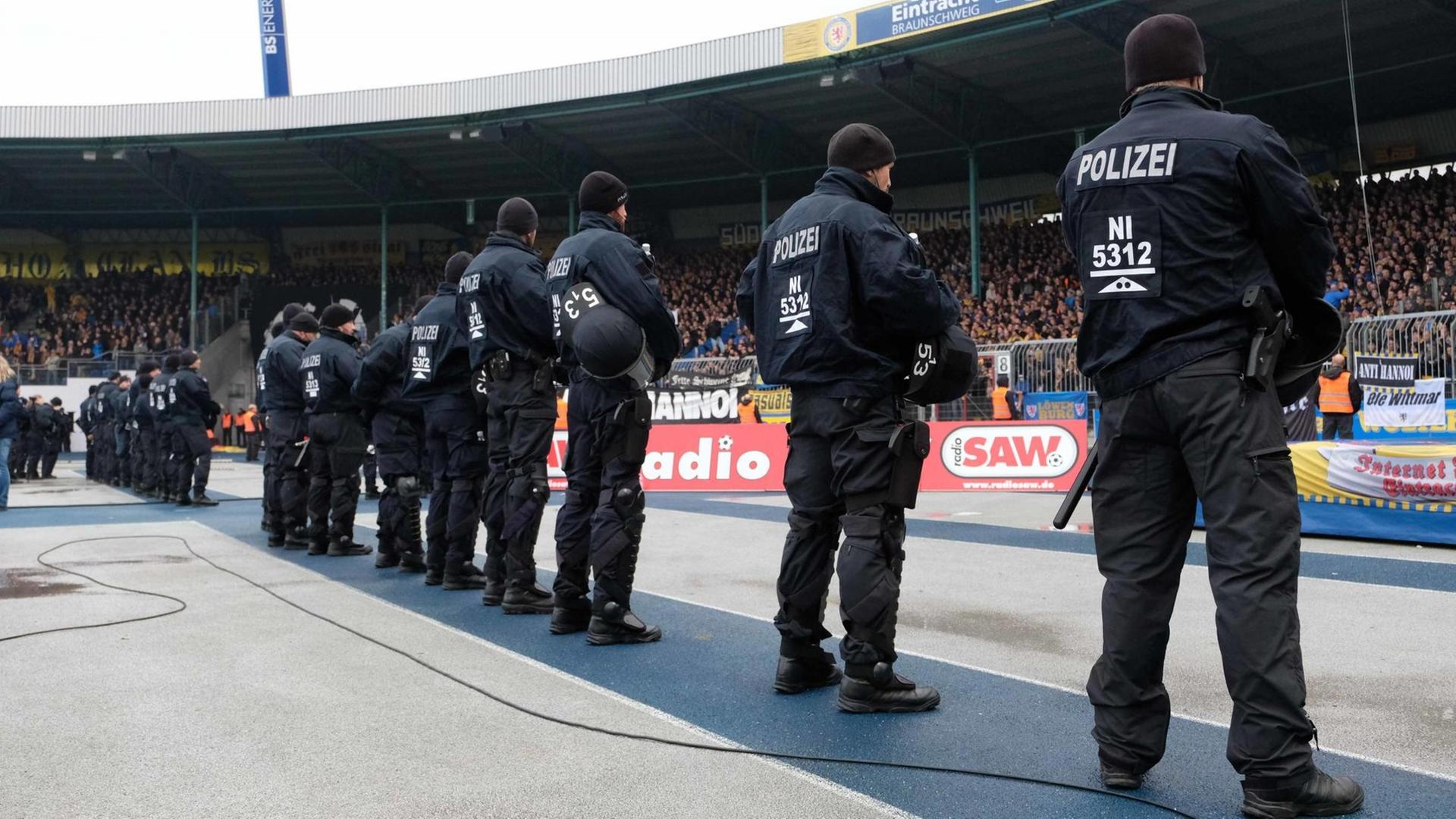 Polizeibeamte bewachen im November 2016 das Spiel zwischen Eintracht Braunschweig und Hannover 96. Polizeibeamte bewachen im November 2016 das Spiel zwischen Eintracht Braunschweig und Hannover 96.