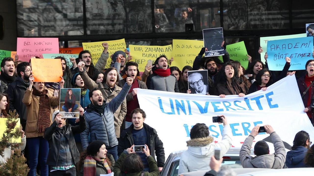 Lehrer und Studenten bei Protesten in Ankara gegen die Entlassungswelle von Lehrern. Lehrer und Studenten bei Protesten in Ankara gegen die Entlassungswelle von Lehrern.