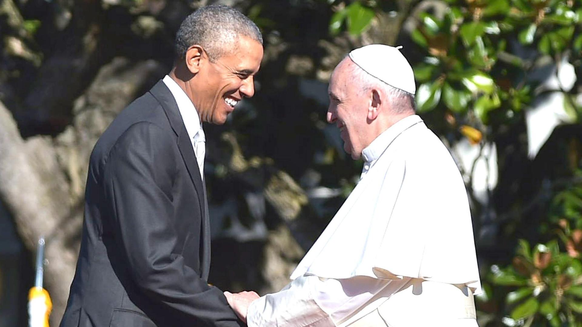 US-Präsident Barack Obama und Papst Franziskus halten sich an den Händen und strahlen. US-Präsident Barack Obama und Papst Franziskus halten sich an den Händen und strahlen.