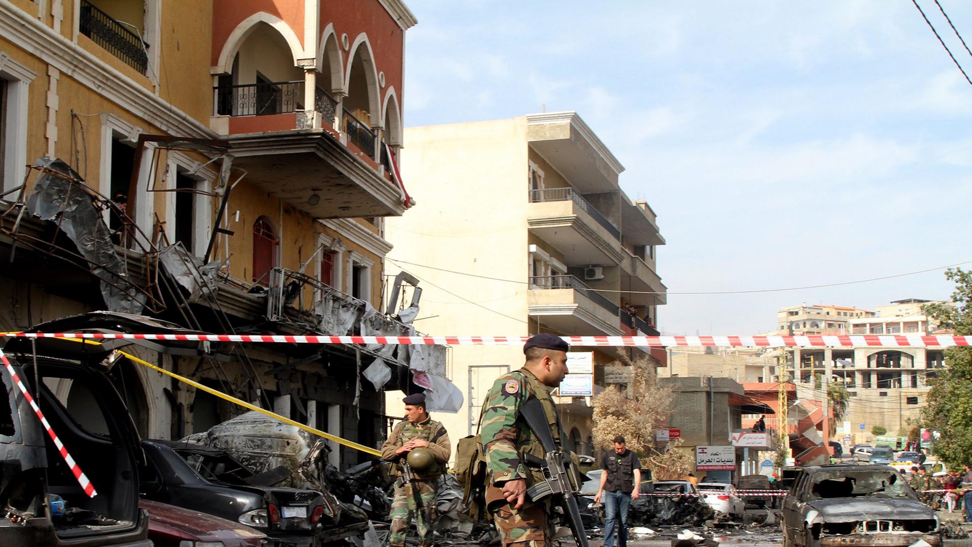 Libanesische Soldaten sperren den Anschlagsort nach einer Bombenexplosion vor einem Regierungsgebäude am 16. Januar 2014 in der Stadt Hermel nahe der syrischen Grenze ab.