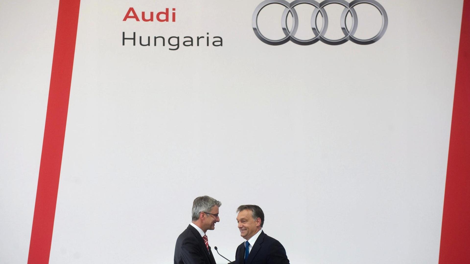 2013: Ungarns Premierminister Viktor Orban und Rupert Stadler, damals Vorstandsvorsitzender der Audi AG, geben gemeinsam Startschuss für ein Audi-Projekt in Ungarn 2013: Ungarns Premierminister Viktor Orban und Rupert Stadler, damals Vorstandsvorsitzender der Audi AG, geben gemeinsam Startschuss für ein Audi-Projekt in Ungarn