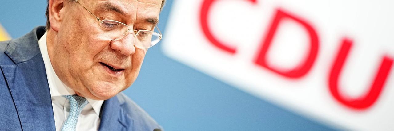 Armin Laschet spricht vor einem roten CDU-Logo