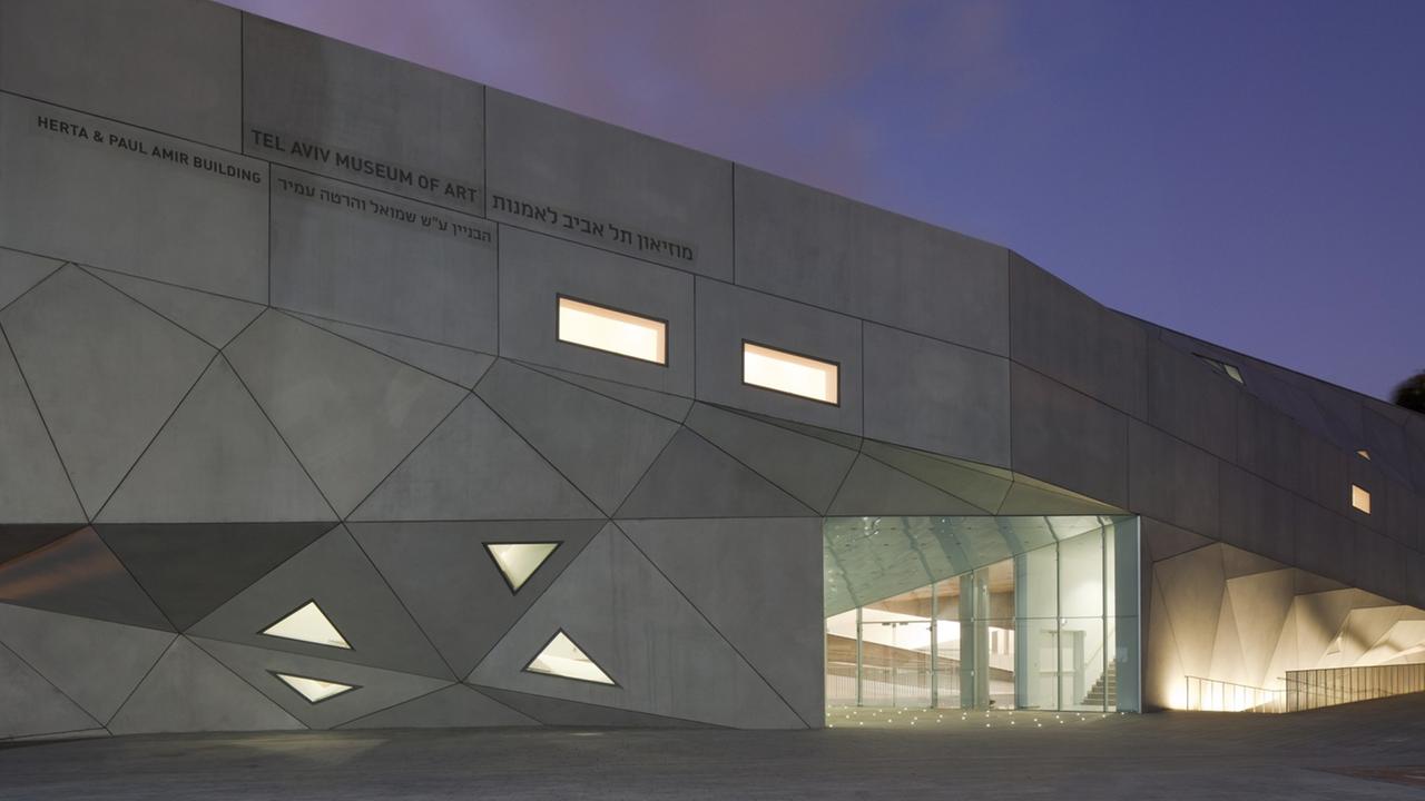 Außenansicht des Helga and Paul Amir Building, einem großen Anbau an das bisherige Tel Aviver Kunstmuseum (undatiertes Handout). Mit einer Ausstellung des deutschen Malers und Bildhauers Anselm Kiefer eröffnet das Tel Aviver Kunstmuseum nach jahrelangen aufwändigen Bauarbeiten ein eindrucksvolles neues Gebäude. Das Helga and Paul Amir Building, ein großer Anbau an das bisherige Museum, wird am 2. November 2011 seine Türen für die Besucher öffnen. Der Entwurf des amerikanischen Architekten Preston Scott Cohen orientiert sich an der Bauhaustradition der «Weißen Stadt» Tel Aviv. Foto: Amit Geron Außenansicht des Helga and Paul Amir Building, einem großen Anbau an das bisherige Tel Aviver Kunstmuseum (undatiertes Handout). Mit einer Ausstellung des deutschen Malers und Bildhauers Anselm Kiefer eröffnet das Tel Aviver Kunstmuseum nach jahrelangen aufwändigen Bauarbeiten ein eindrucksvolles neues Gebäude. Das Helga and Paul Amir Building, ein großer Anbau an das bisherige Museum, wird am 2. November 2011 seine Türen für die Besucher öffnen. Der Entwurf des amerikanischen Architekten Preston Scott Cohen orientiert sich an der Bauhaustradition der «Weißen Stadt» Tel Aviv. Foto: Amit Geron