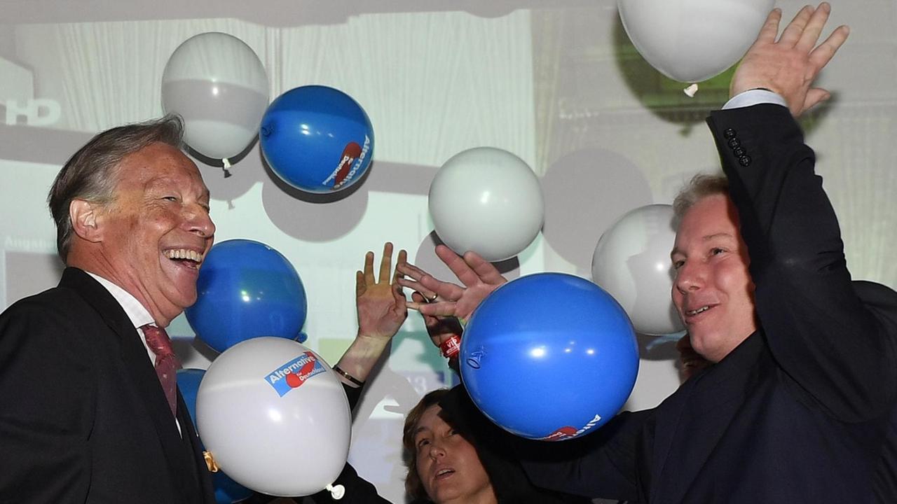 Armin-Paul Hampel, AfD, steht auf der Wahlparty zwischen Luftballons