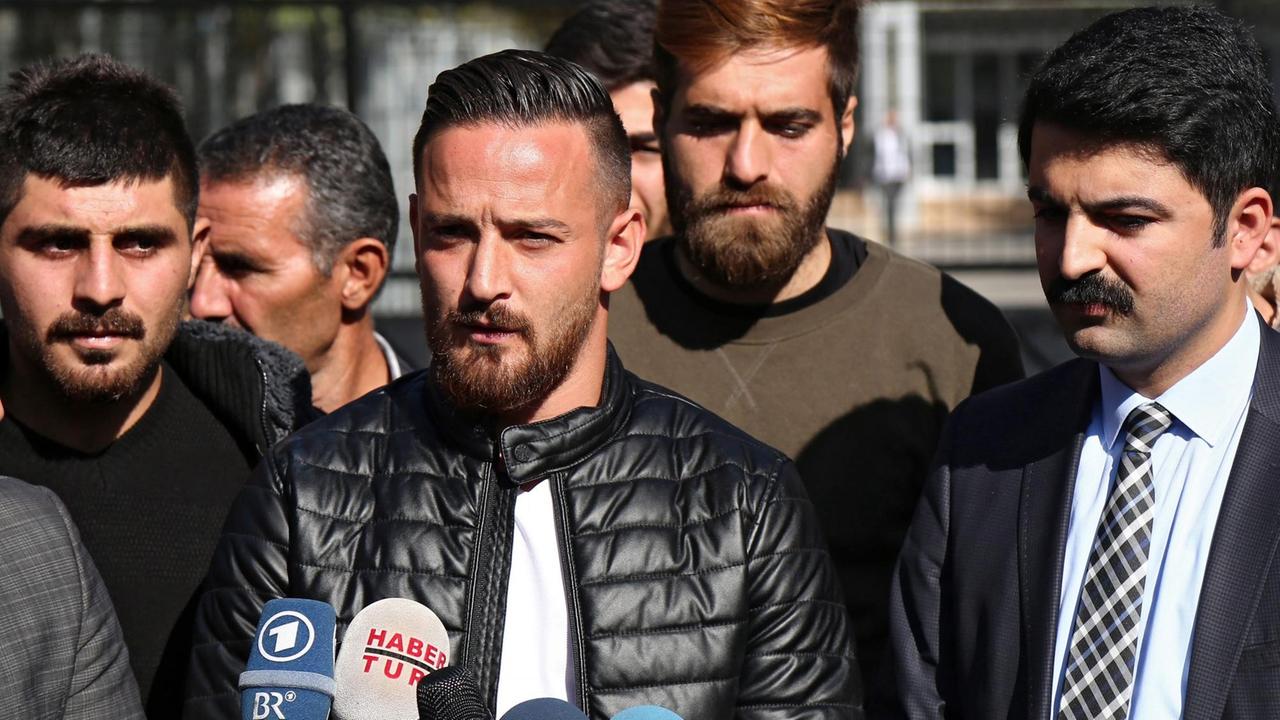 epa05622067 Amedspor FC player Deniz Naki (C) speaks to the press after the case against him was dropped, in Diyarbakir, Turkey, 08 November 2016. The trial against Naki was discontinued after public prosecutor dropped the case. German-born Deniz Naki, of Alevi-Kurdish background, was on trial charged with spreading terrorist propaganda, social media misconduct, and supporting banned PKK. EPA/STR (zu dpa-Meldung: «Verfahren gegen Fußballer Deniz Naki in Türkei eingestellt» vom 08.11.2016) | epa05622067 Amedspor FC player Deniz Naki (C) speaks to the press after the case against him was dropped, in Diyarbakir, Turkey, 08 November 2016. The trial against Naki was discontinued after public prosecutor dropped the case. German-born Deniz Naki, of Alevi-Kurdish background, was on trial charged with spreading terrorist propaganda, social media misconduct, and supporting banned PKK. EPA/STR (zu dpa-Meldung: «Verfahren gegen Fußballer Deniz Naki in Türkei eingestellt» vom 08.11.2016) |