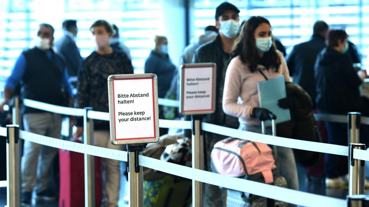Passagier-Schlange am Flughafen Wien. Passagier-Schlange am Flughafen Wien.