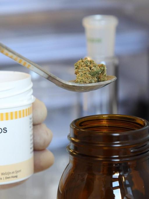 Cannabis als Medikament in einer Apotheke in Berlin: Seit März 2017 ist medizinisches Cannabis auf Kassenrezept verfügbar