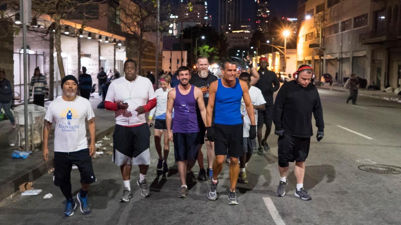 Die Laufgruppe des Skid Row Running Club in Los Angeles am noch du noch dunklen frühen Morgen.