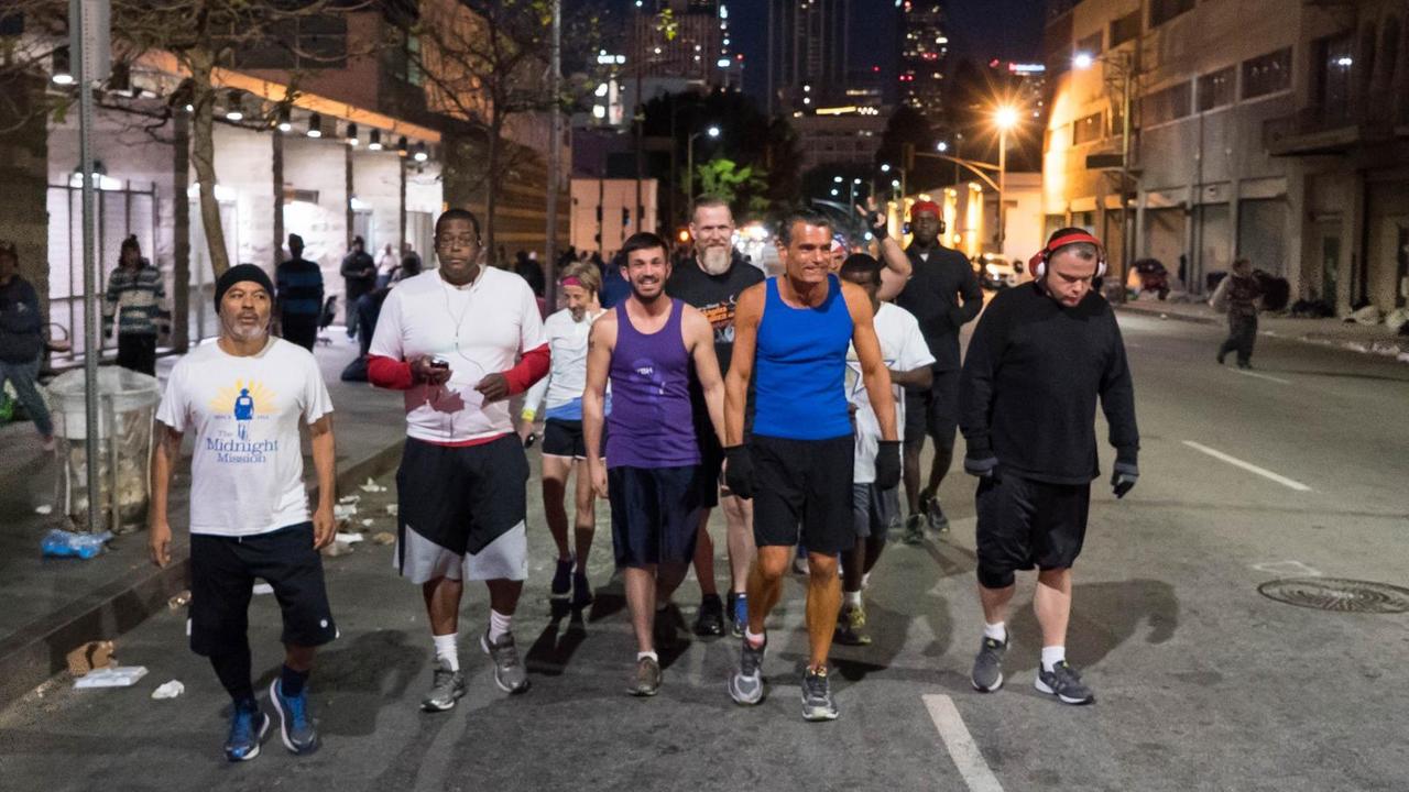 Die Laufgruppe des Skid Row Running Club in Los Angeles am noch du noch dunklen frühen Morgen. Die Laufgruppe des Skid Row Running Club in Los Angeles am noch du noch dunklen frühen Morgen.