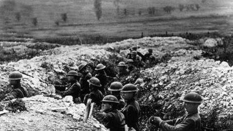 Soldaten stehen in einem Schützengraben während des Ersten Weltkriegs.