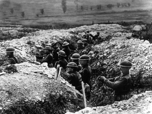 Soldaten stehen in einem Schützengraben während des Ersten Weltkriegs. Soldaten stehen in einem Schützengraben während des Ersten Weltkriegs.