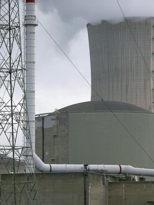 Das Atomkraftwerk Tihange fotografiert am 21.10.2015 bei Huy (Belgien).