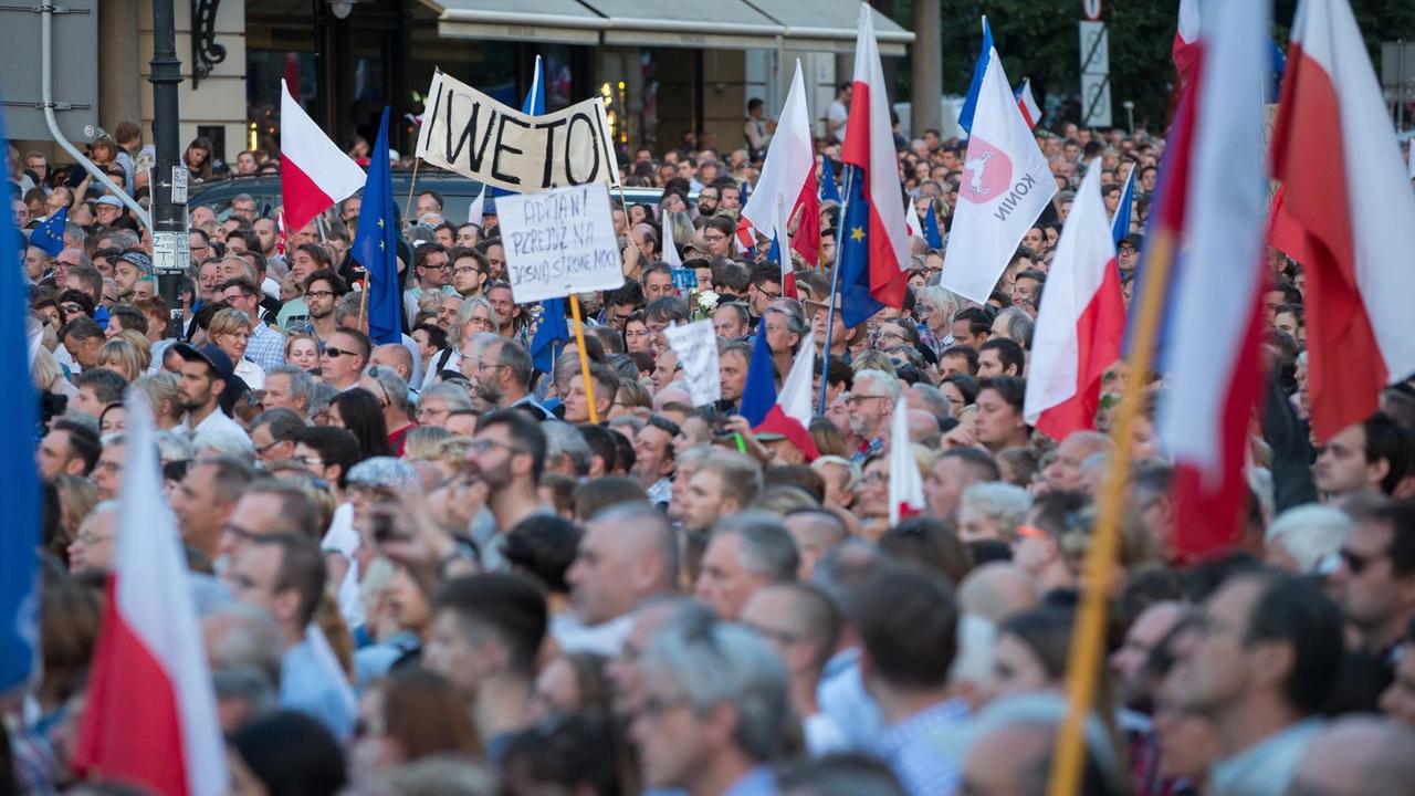 Demonstranten vor dem Präsidentenpalast in Warschau. Demonstranten vor dem Präsidentenpalast in Warschau.