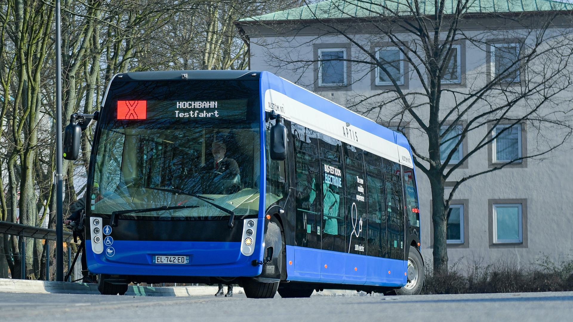 Die Hamburger Hochbahn testet im Februar 2018 den französischen Elektro-Bus Aptis für den zukünftigen Betrieb. Die Hamburger Hochbahn testet im Februar 2018 den französischen Elektro-Bus Aptis für den zukünftigen Betrieb.