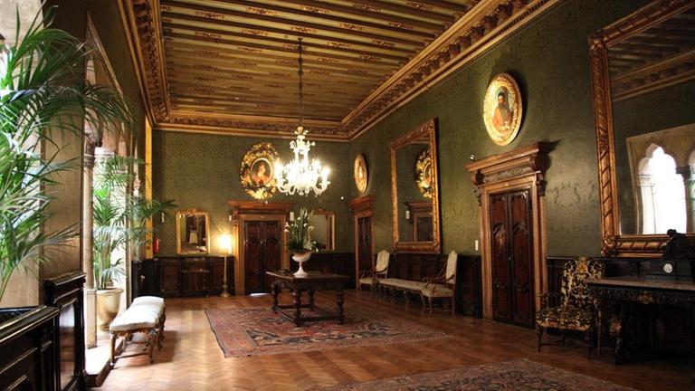 Hotel Danieli: Erste Nobel-Etage mit historischen Spiegeln. Hotel Danieli: Erste Nobel-Etage mit historischen Spiegeln.