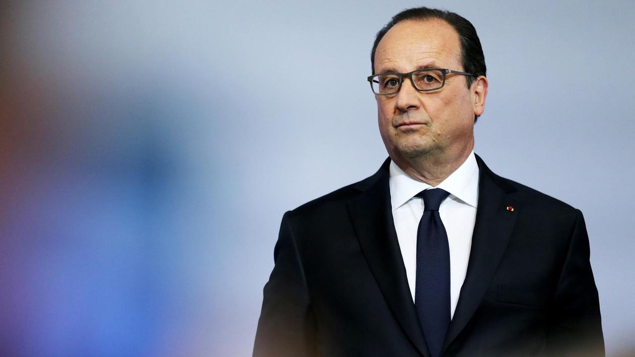 Frankreichs Präsident Francois Hollande hört einer Rede bei Ethypharm zu, einem Labor in Grand-Quevilly, Nordwest-Frankreich ( 17. Mai 2017).
