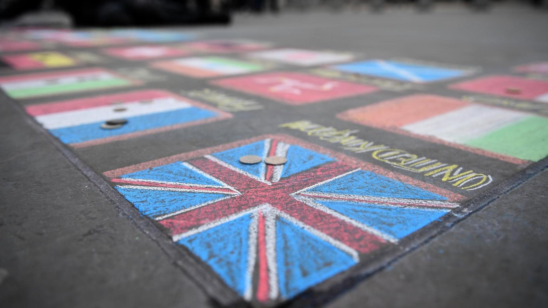 Mehrere europäische Flaggen sind mit Kreide auf den Boden vor dem britischen Parlament in London gemalt Mehrere europäische Flaggen sind mit Kreide auf den Boden vor dem britischen Parlament in London gemalt