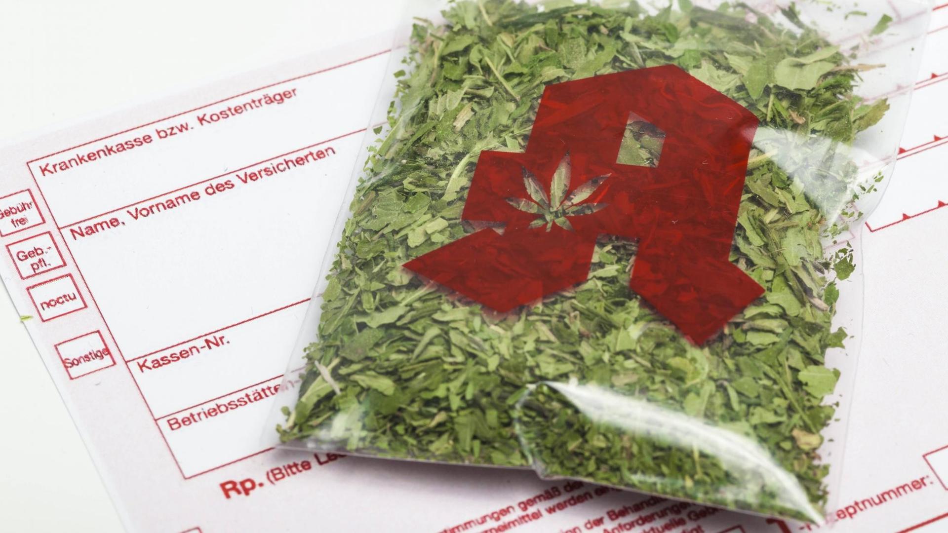 Eine Apothekentüte Cannabis auf einem Rezept. Eine Apothekentüte Cannabis auf einem Rezept.